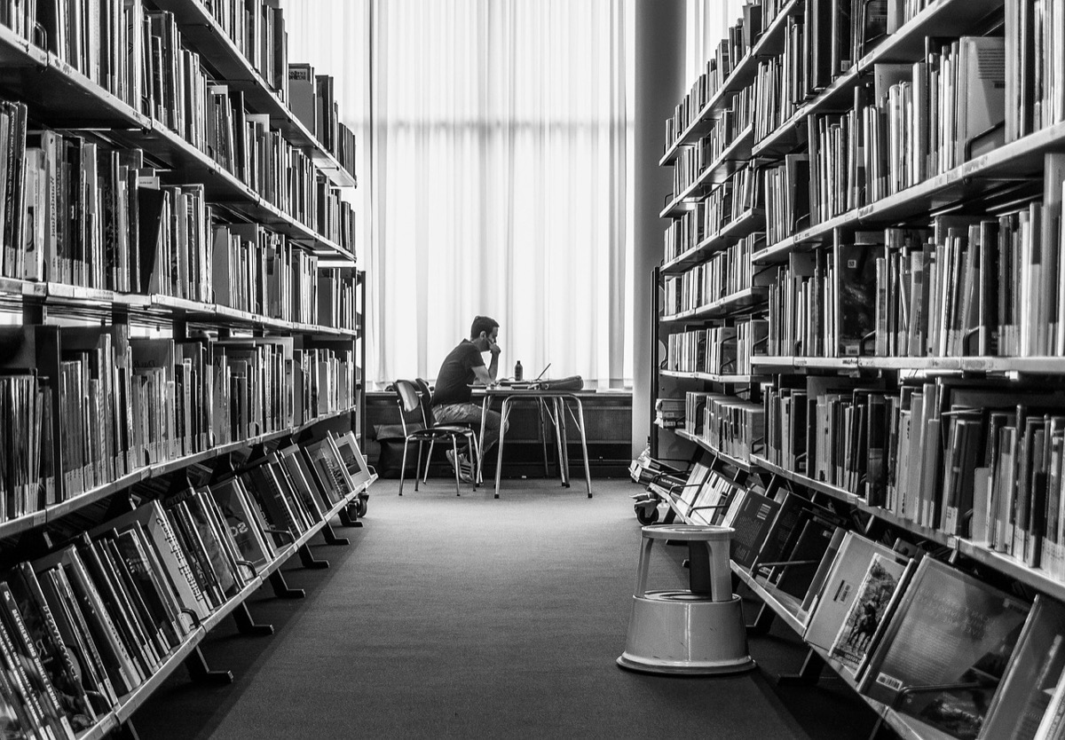勉強に集中する留学生のイメージ