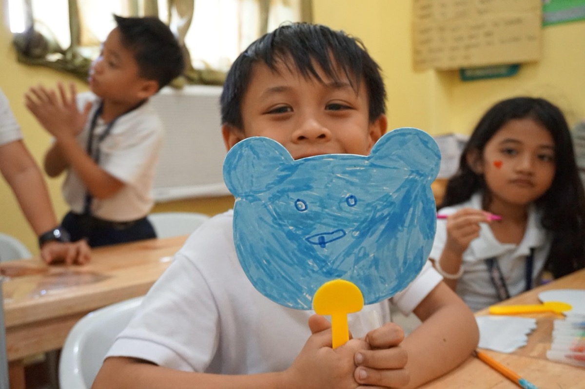 フィリピンの学校で英語の授業を受ける学生のイメージ